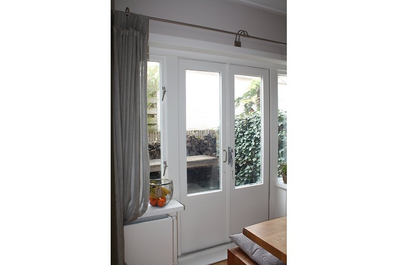 Fenster, Tür, Holz, Himmel - Charmantes Haus mit natürlicher Beleuchtung.