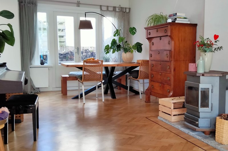 Modernes Wohnzimmer mit stilvollen Möbeln und Pflanzen. Gemütliche Atmosphäre.