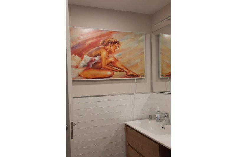 Modernes Badezimmer -ausgestattet mit Infrarot Bildheizung für Ihren Komfort