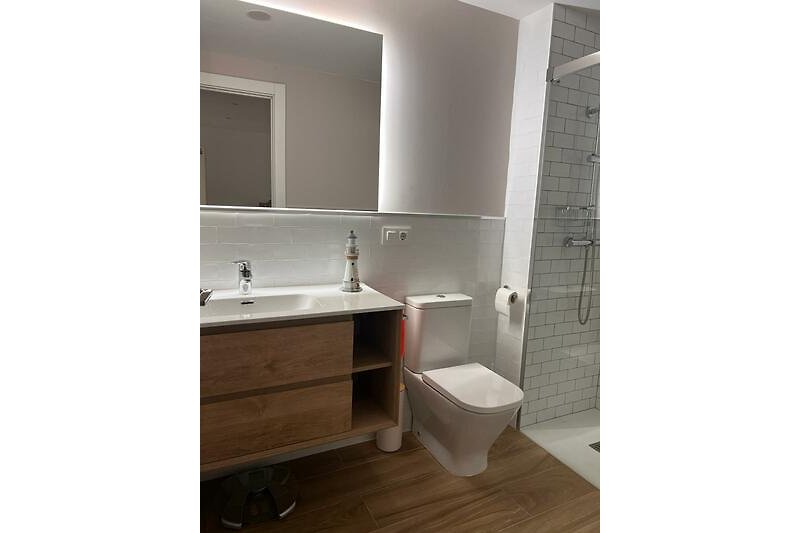 Modernes Badezimmer mit stilvollem Spiegel und Holzschrank. ?✨