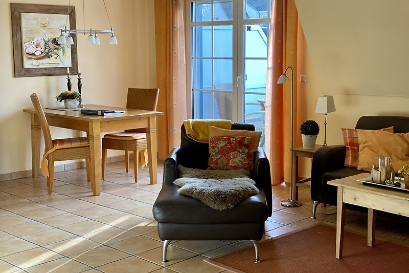 Stilvolles Wohnzimmer mit bequemer Couch, Holzmöbeln und Pflanzen.