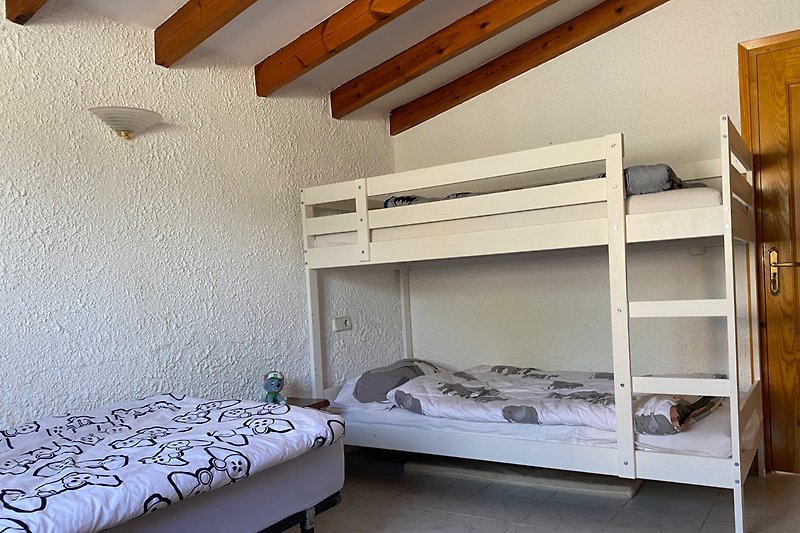 Schlafzimmer 2 mit Klimaanlage, Mückennetz am Fenster, Etagenbett, 2 Einzelbetten und Kleiderschrank