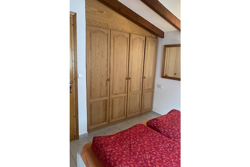Schlafzimmer 1 mit neuem Bett (180cm), Klimaanlage, Mückennetz am Fenster  und großem Einbauschrank