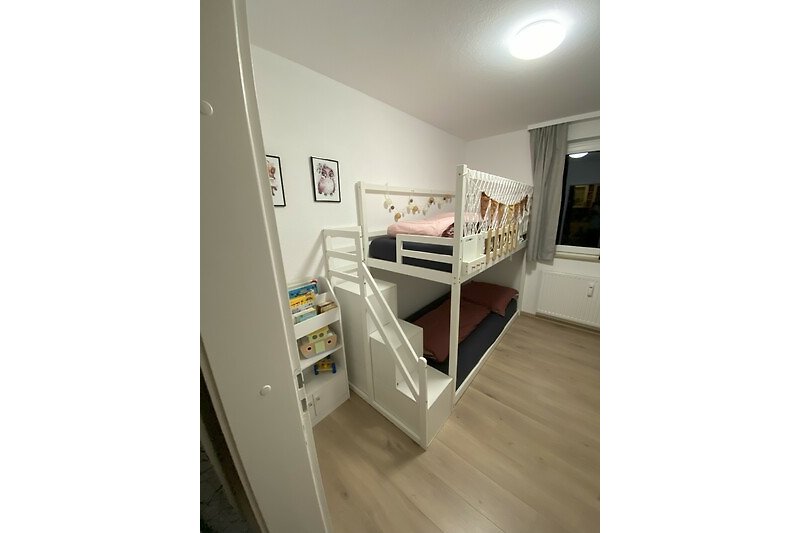 Blick ins Kinderzimmer mit Etagenbett