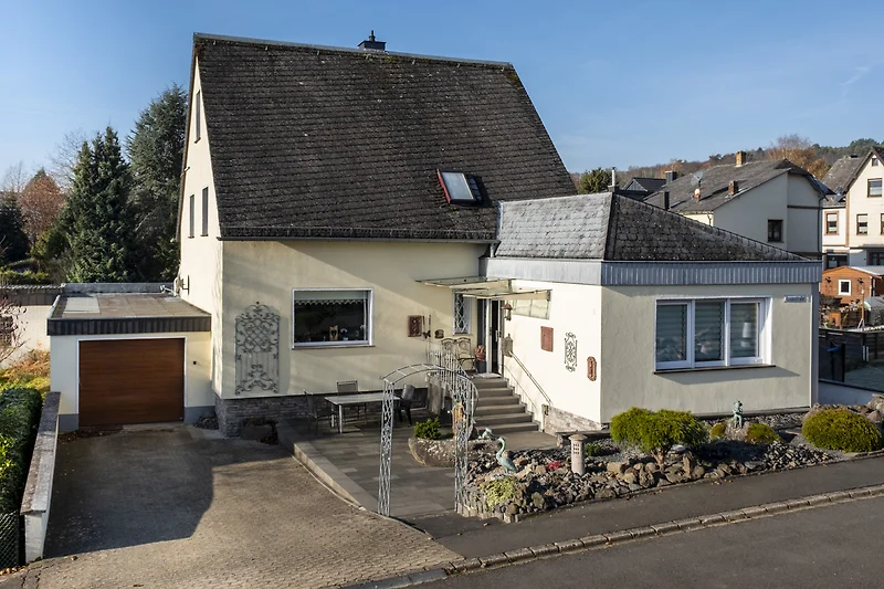 Charmant huis met grote garage en parkeerplaats