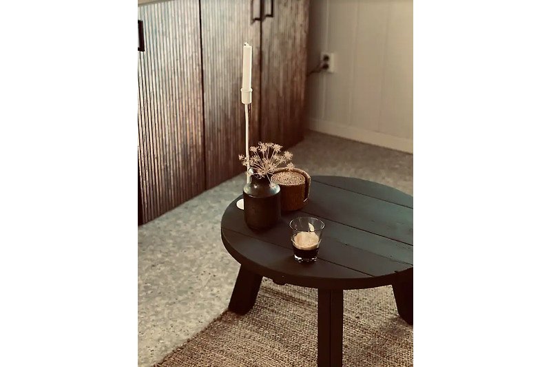 Moderne Holztisch mit Metallbeinen und Kaffeetasse.