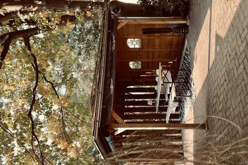 Charmantes Holzhaus mit grünem Dach und Tür.