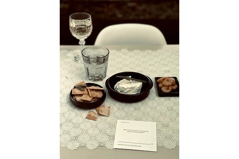 Elegante Tisch- und Barware mit Glasflaschen und Wein.