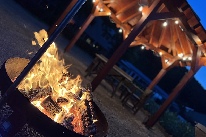 Romantisches Barbecue am Lagerfeuer unter dem Sternenhimmel.