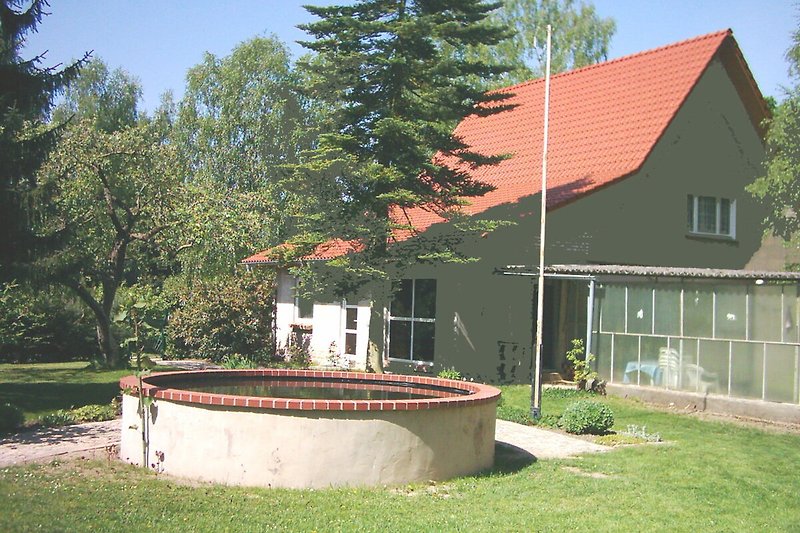 Ländliches ferienhaus mit grünem Garten .