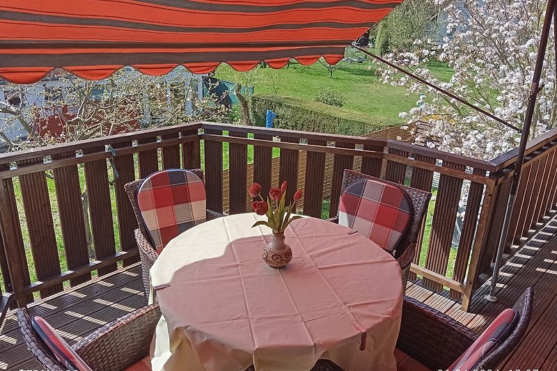 Gartenmöbel mit Tisch und Stühlen auf dem Balkon