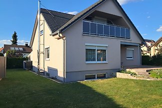 Hartelijke familie met moderne vakantiewoning
