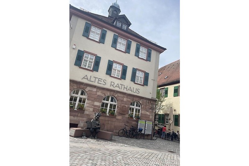 Das alte Rathaus in der Oberkirchemit Heimatmuseum und Grimmelshausendenkmal - Homage an den großen Barockschriftsteller
