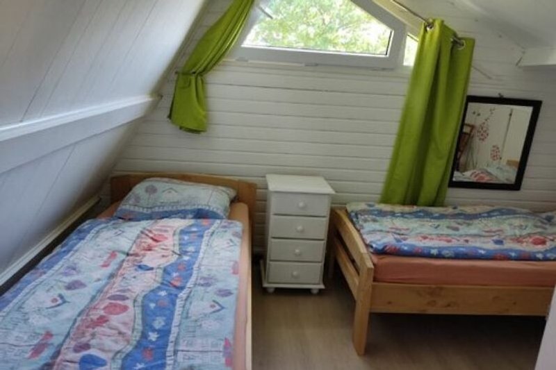 Schlafzimmer oben mit zwei Einzelbetten, 0,90 x 2,00 Meter