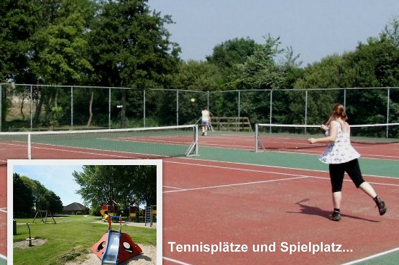 Tennisplatz mit Spieler, Schlägern und Netz - Sportliche Aktivitäten im Freien!