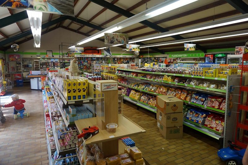 Supermarktregale mit Kunden und Lebensmitteln.