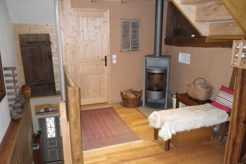 Gemütliches Schlafzimmer mit Holzmöbeln und Fernseher.