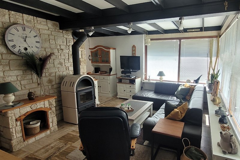 Stilvolles Wohnzimmer mit Kamin, Eckcouch und Sessel