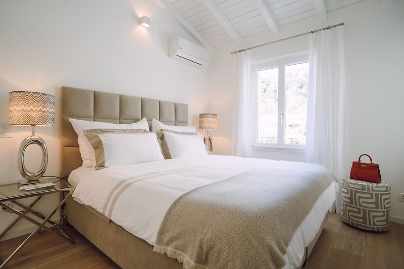 Stilvolles Schlafzimmer mit gemütlichem Bett und moderner Beleuchtung.