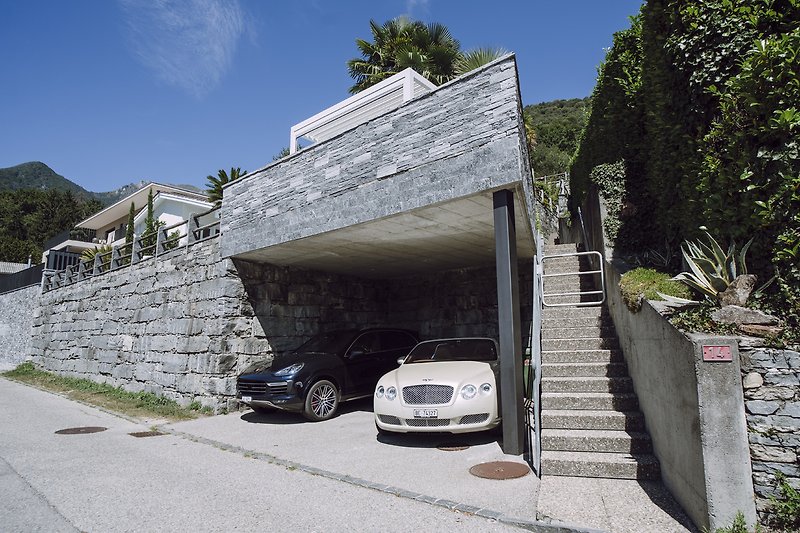 Ferienhaus mit Bergblick und luxuriösem Auto.