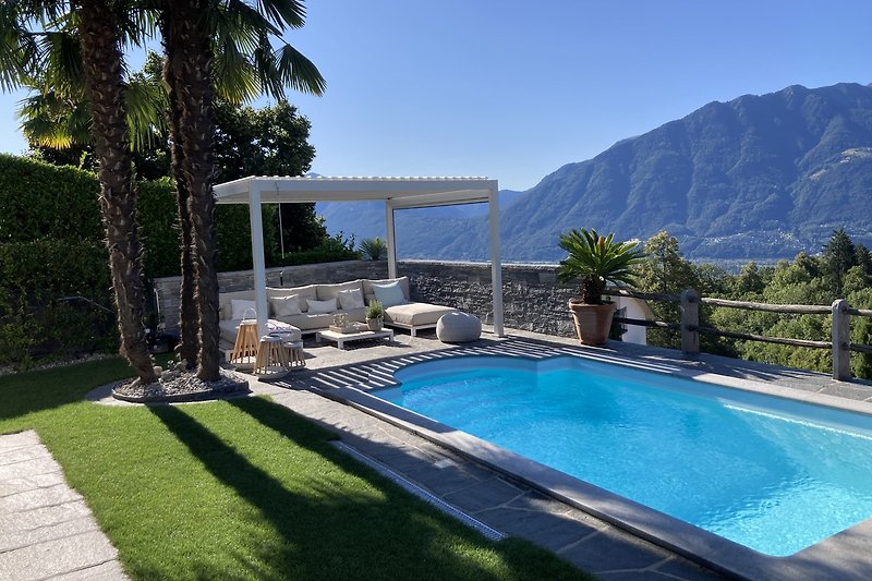 Luxuriöses Ferienhaus mit Pool und Bergblick.