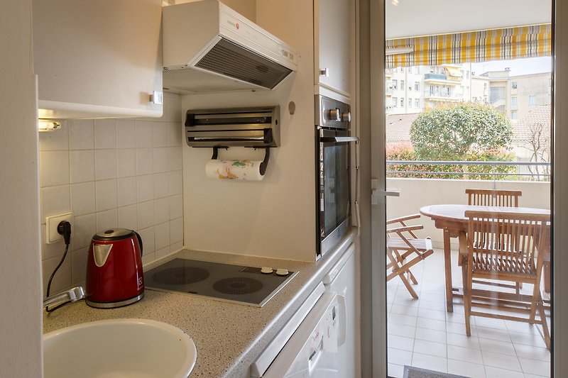 Moderne Küche mit Holzdetails, Spüle, Wasserhahn und Fenster.
