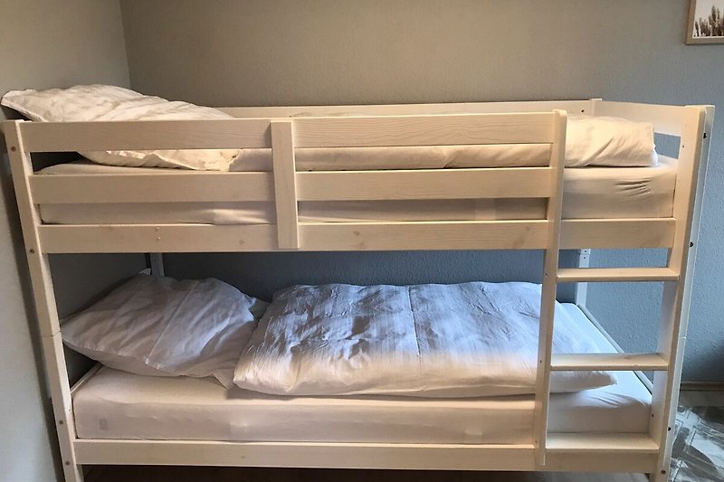 Großes (2 x 90x200cm) Etagenbett in kleinem Schlafzimmer
