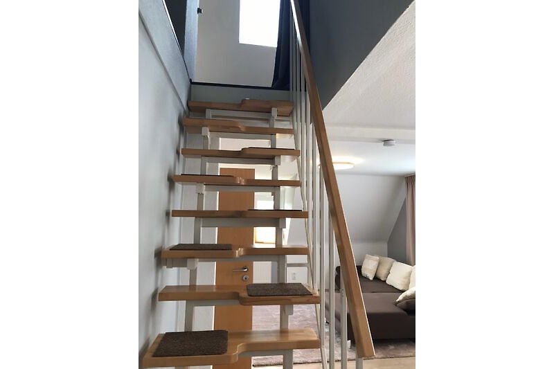 Steile Treppe vom Wohnzimmer ins Dachgeschoss