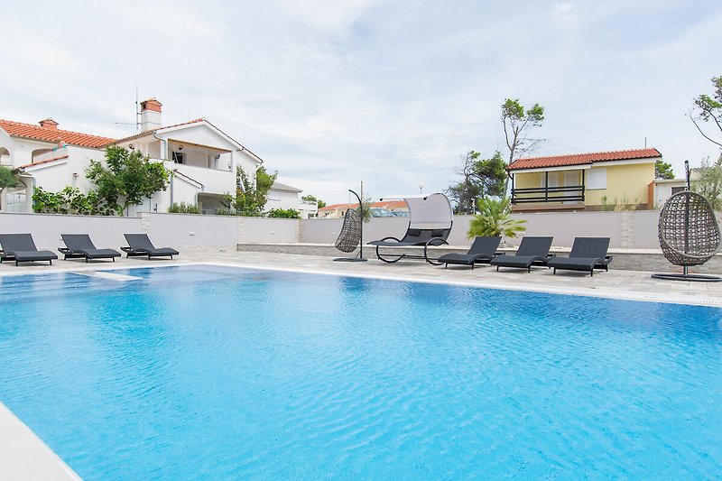 Schwimmbad, Palmen, Sonnenliegen - perfekt für Ihren Urlaub!