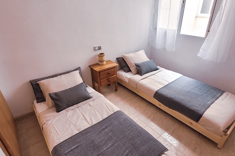 Slaapkamer met twee 1-persoonsbedden: Deze kunnen ook aan elkaar worden gekoppeld tot een 2-persoonsbed!