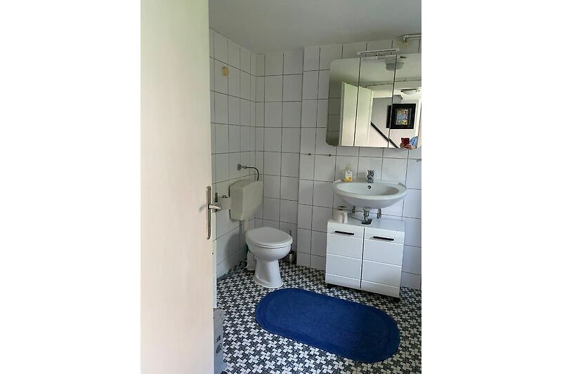 Modernes Badezimmer mit Waschbecken und Armatur.