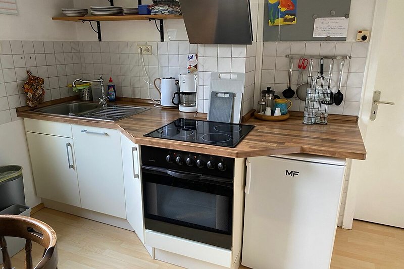 Moderne Küche Arbeitsplatte und Elektroherd.