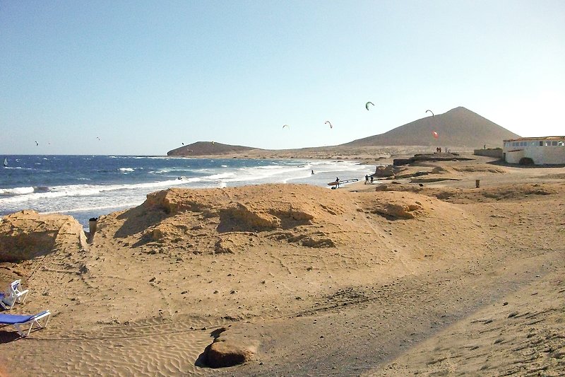 El Medano, Surfparadies und Kitesurfschulen, Sandstrand und Tuffstein, viele Restaurants
