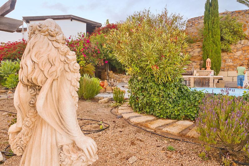 Skulptur und Statue im Garten in mediterraner Gartengestaltung .