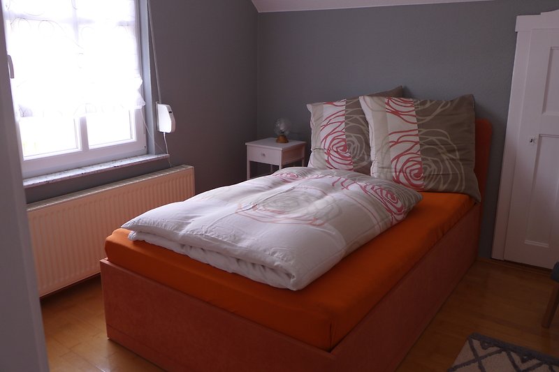 Stilvolles Schlafzimmer mit gemütlichem Bett im Dachgeschosss