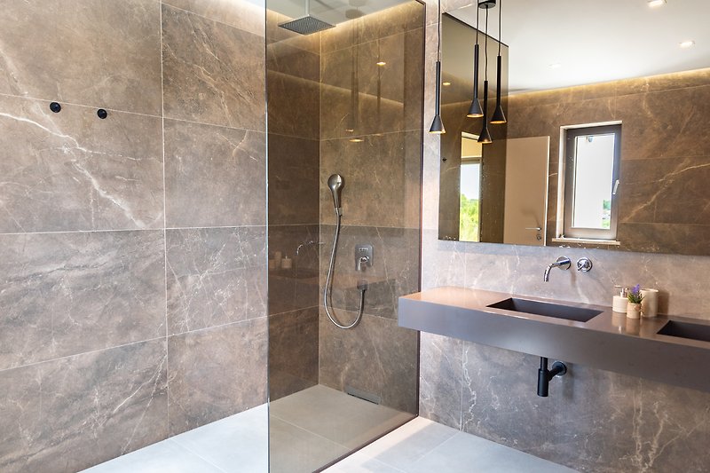 Modernes Badezimmer mit elegantem Design und Marmor.