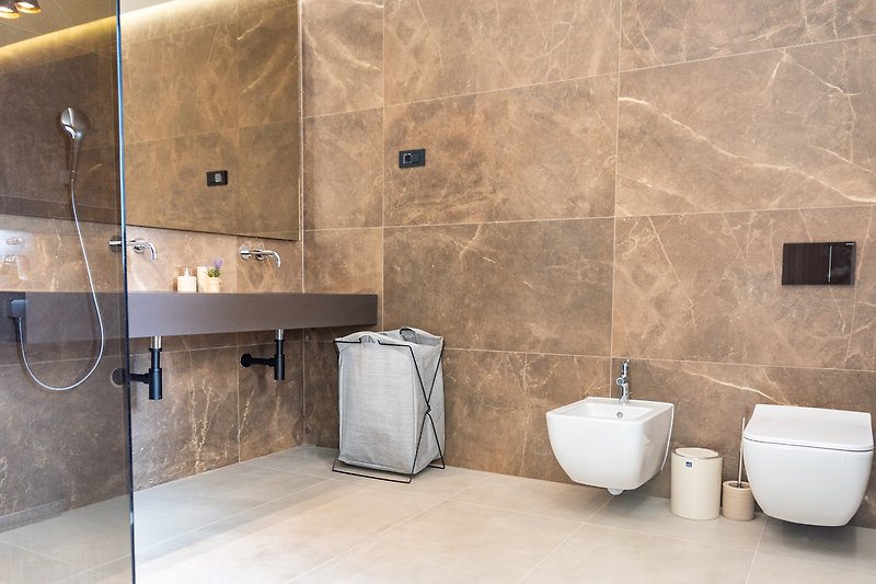 Modernes Badezimmer mit elegantem Design und Marmor.