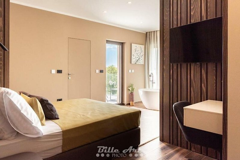 Modernes Schlafzimmer mit stilvollen Holzmöbeln und gemütlichem Bett.