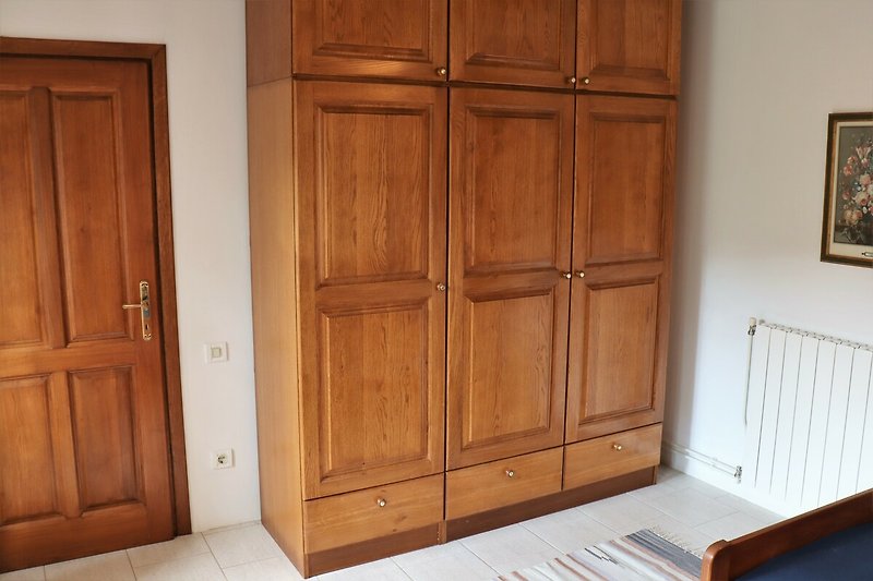 Elegante Holztür mit Griff und Verzierung.