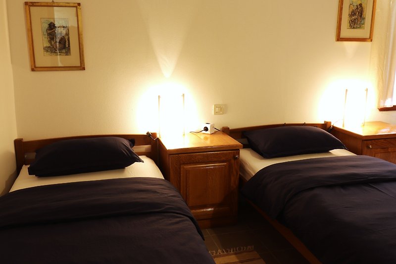 Stilvolles Schlafzimmer mit gemütlichem Bett und stilvoller Beleuchtung.