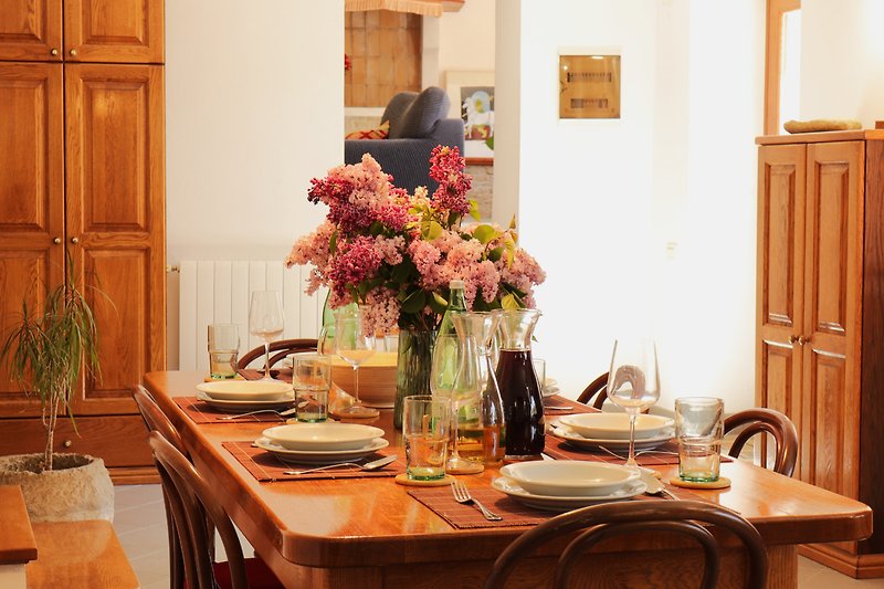Elegante Tischdekoration mit Blumen und Vasen.