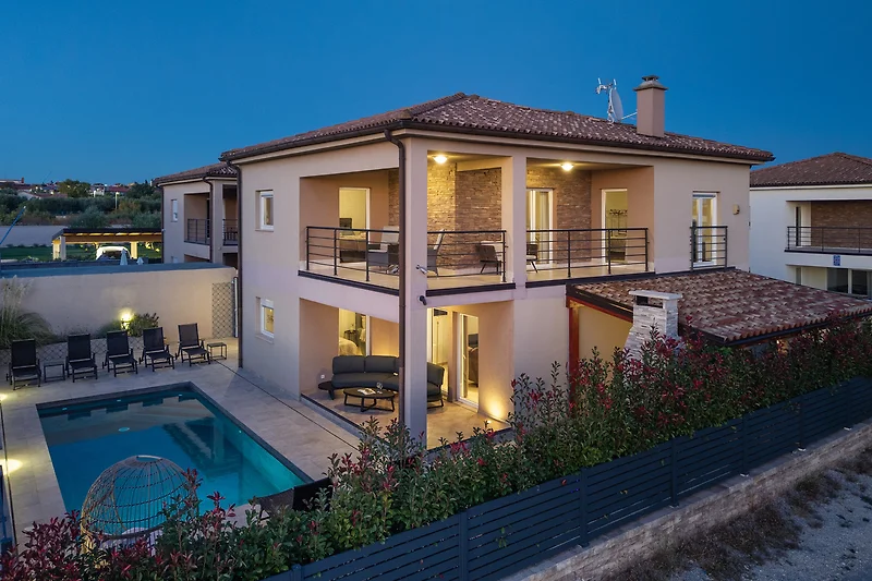 Villa mit Pool, Balkon und großzügigem Innenhof im Resort-Ambiente.