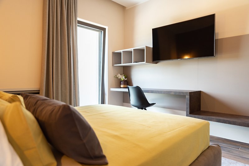 Stilvolles Schlafzimmer mit elegantem Lampenschirm und gemütlichem Bett.