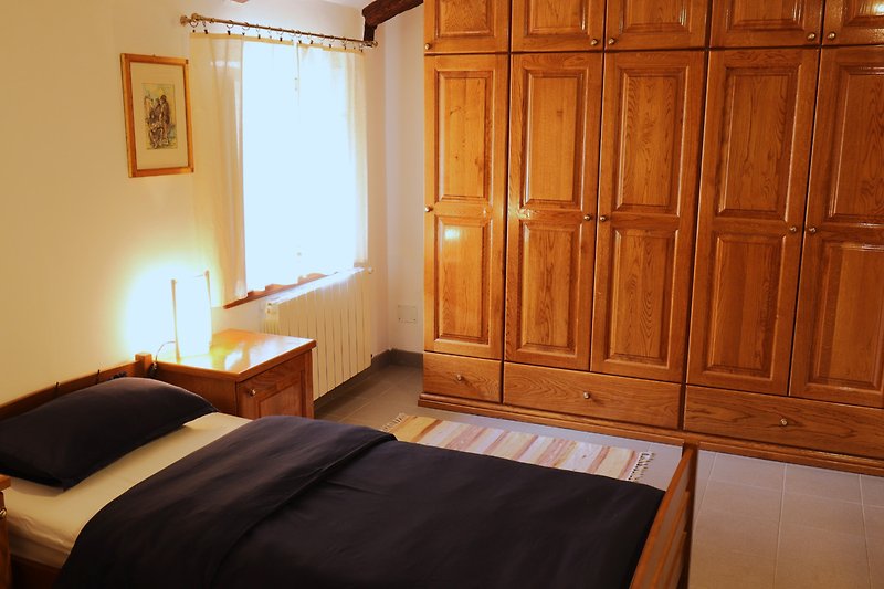 Stilvolles Schlafzimmer mit elegantem Bett und stilvoller Beleuchtung.