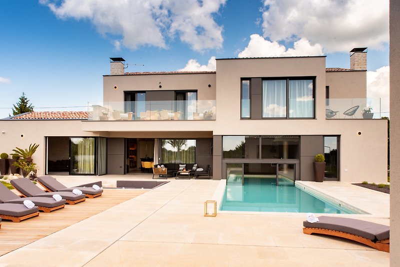 Modernes Ferienhaus mit Pool und urbanem Design.