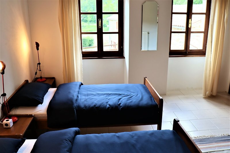 Modernes Schlafzimmer mit gemütlichem Bett und stilvoller Beleuchtung.