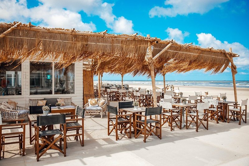 Strandparadies mit Tisch, Stühlen, Palmen und Meerblick. ?️☀️