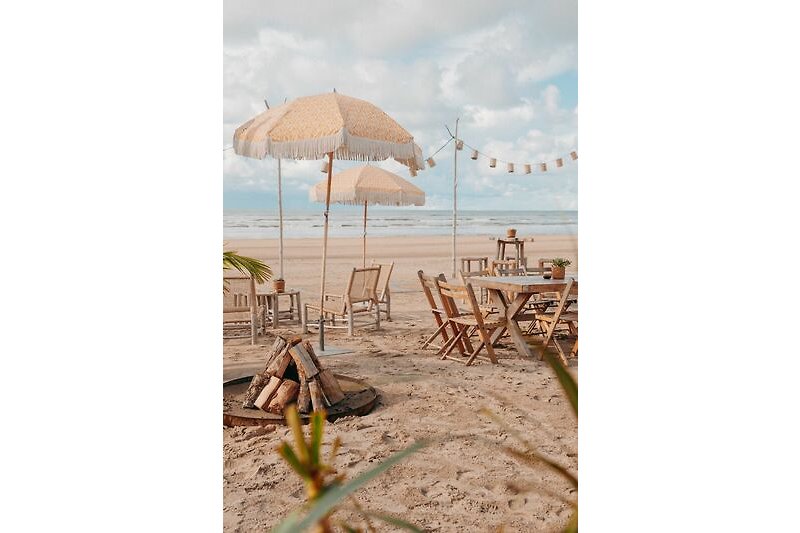 Strandparadies mit Sonnenschirm, Palmen, Tisch und Stühlen. ?️☀️