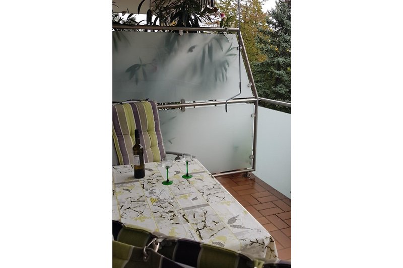 Möblierte Balkon mit Markise,  Blick in den Garten und auf den Pfälzerwald