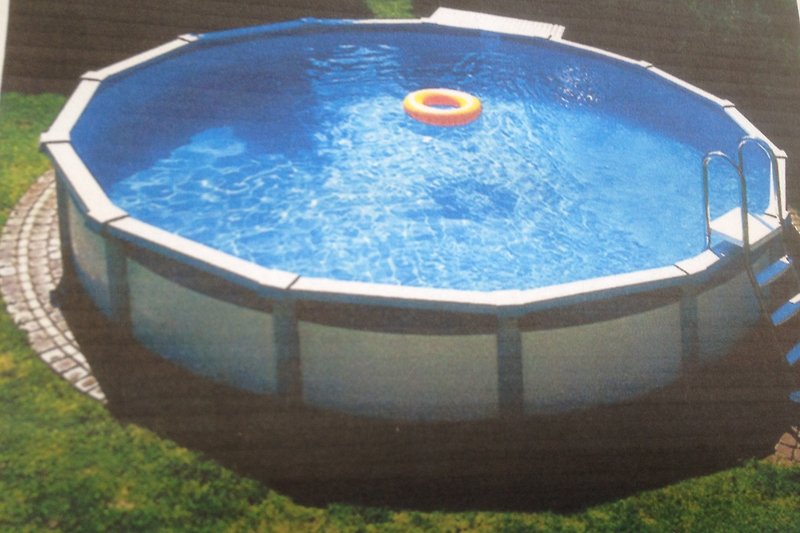 Der Pool lädt zum Abkühlen und "Wassersport" ein